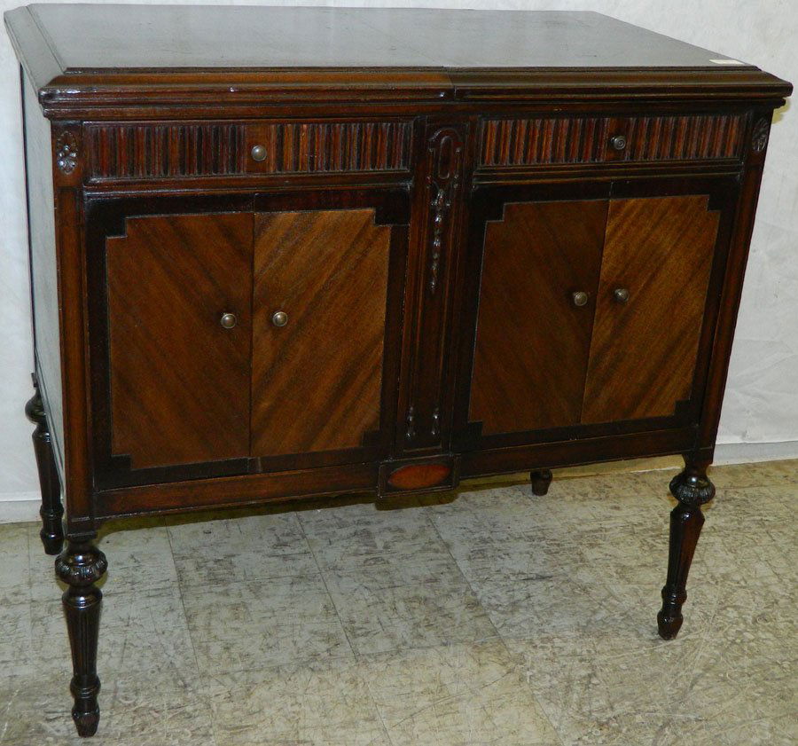 Victrola VV-400 6888 Mahogany Louis XVI Style.: Victrola VV-400 6888 Mahogany Louis XVI Style. 20" x 36" x 21".