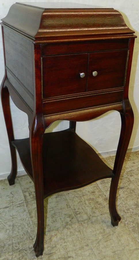 Victrola VV-X mahogany spider leg phonograph.: Victrola VV-X mahogany spider leg phonograph- rare. 20" x 16" x 42".