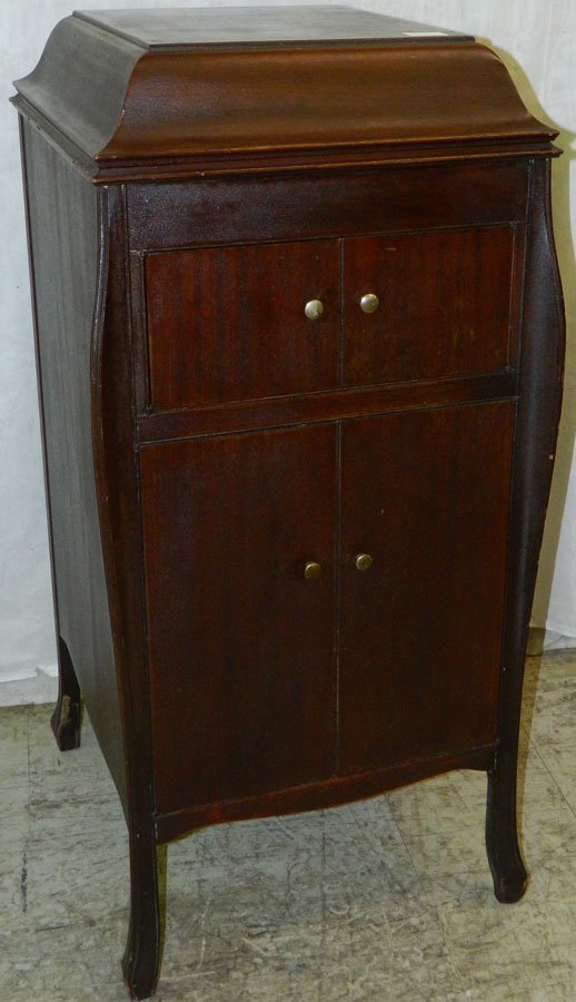 Victrola VV-80 in mahogany with original finish.: Victrola VV-80 in mahogany with original finish. 20" x 18" x 39".