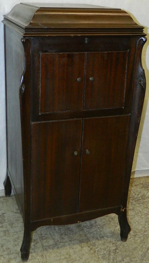Victrola VV-100 original finish and albong.: Victrola VV-100 original finish and pamphlet. 22" x 20" x 43".