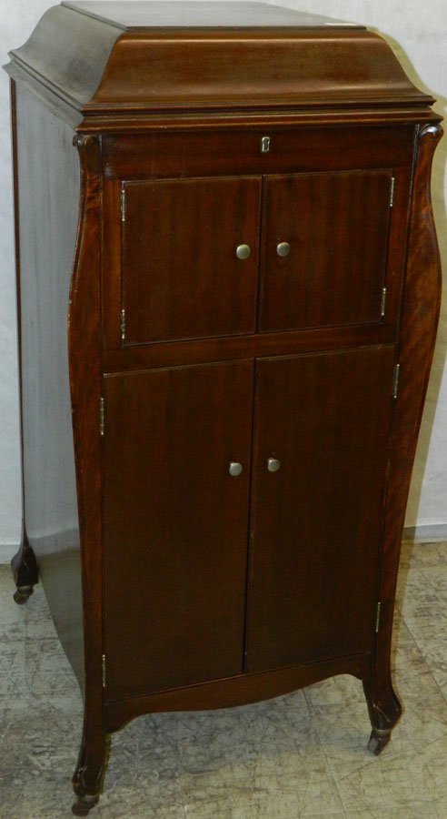 Victrola VV-XI in original mahogany.: Victrola VV-XI in original mahogany 22" x 19" x 46".