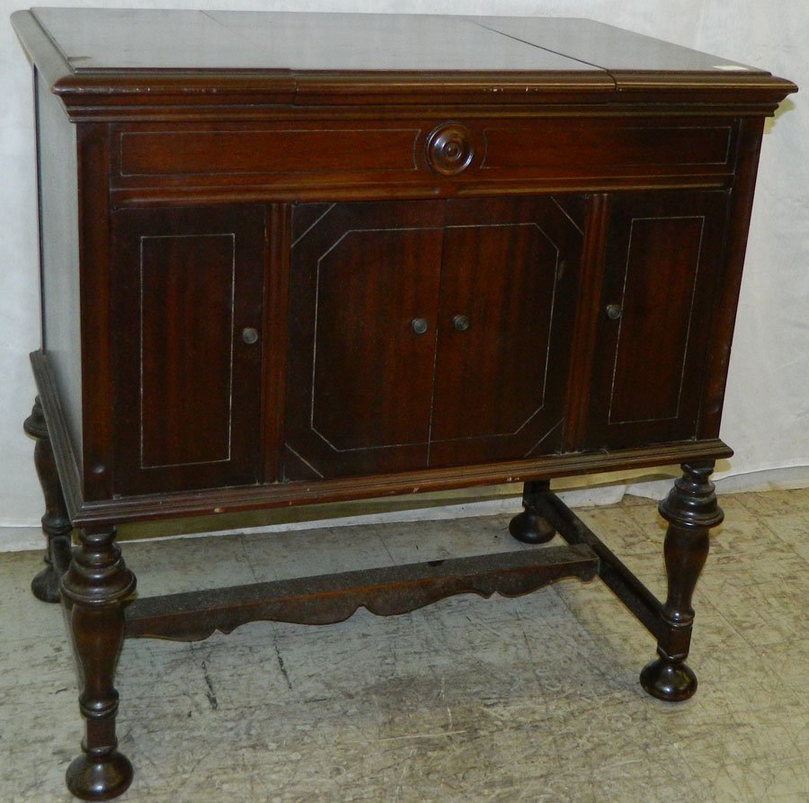 Victrola Grandada Orthophonic.: Victrola Grandada Orthophonic in original mahogany finish. 21" x 34" x 34".