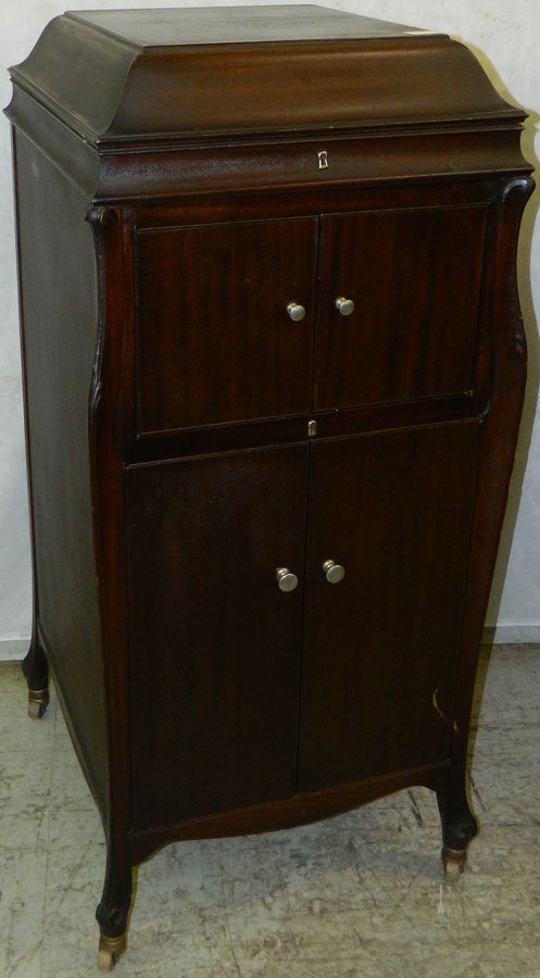 Victrola VV-110-11932 Mahogany original finish.: Victrola VV-110-11932 Mahogany original finish Ca 1922. 22" x 21" x 48".