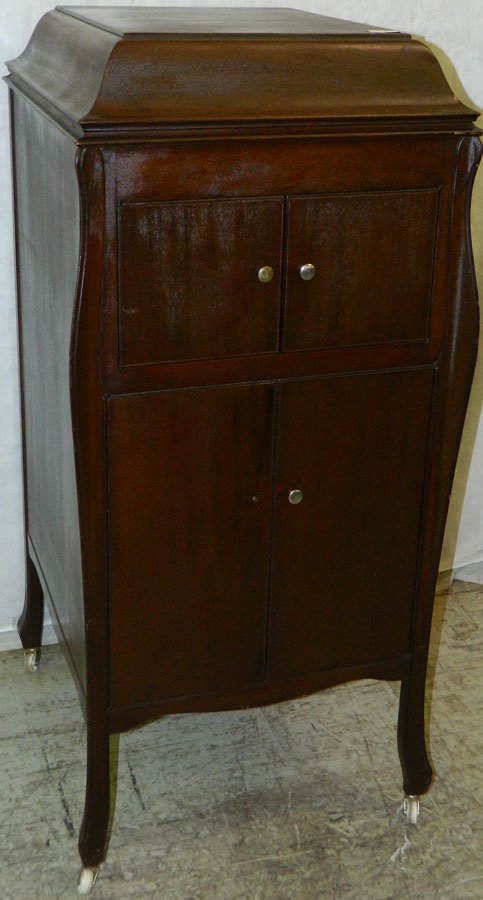 Victrola VV-90 Original mahogany finish.: Victrola VV-90 Original mahogany finish. 21" x 19" x 43".