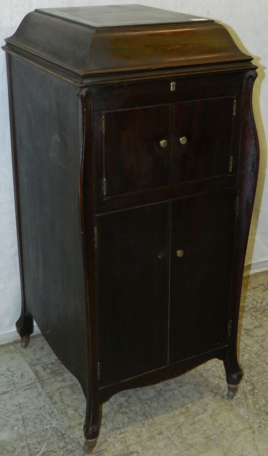 Victrola VV-XI original mahogany finish; ca 1920.: Victrola VV-XI original mahogany finish; ca 1920. Does not have original reproducer. 22" x 19" x 44".