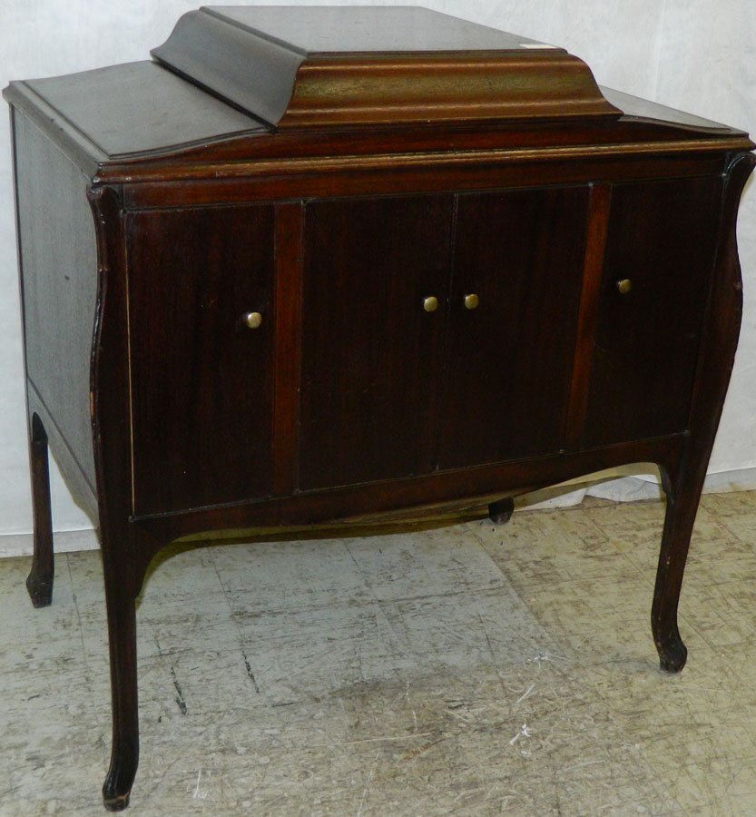 Victrola humpback console VV-260 in mah.: Victrola humpback console VV-260 in mahogany.