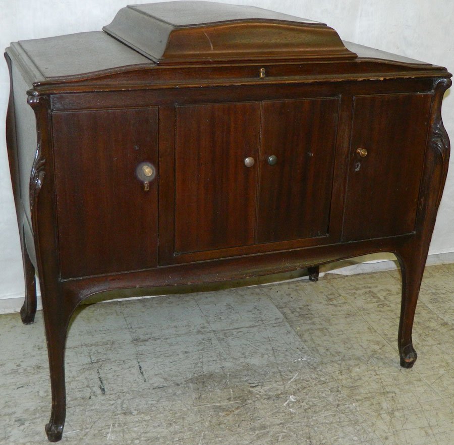 Victrola VV 300 humpback console in mah.: Victrola VV 300 humpback console in mahogany.