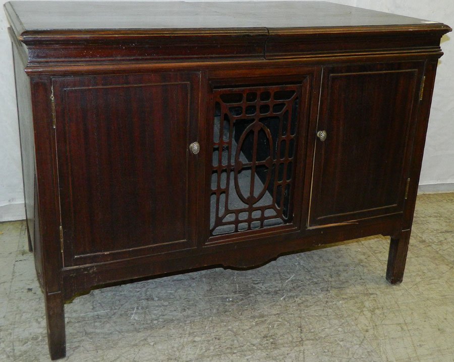 L-Artiste console mahogany phonograph.: L-Artiste console mahogany phonograph.