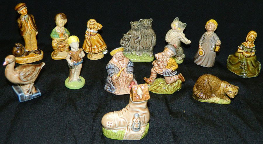 (13) English Wade figurines,nursery rhymes.: (13) English Wade figurines,nursery rhymes. 3" tall.