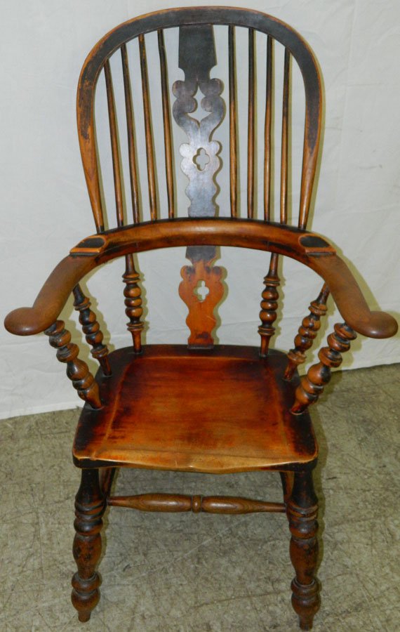 Broad arm English Windsor Chair.: Broad arm English Windsor Chair. 28" wide x 42" tall.