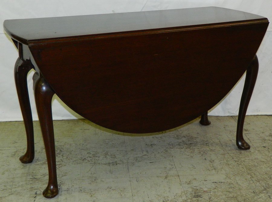 18th c. Queen Anne drop leaf dining table.: 18th c. Queen Anne drop leaf dining table. 48" x 53 1/2" x 27 3/4" h.