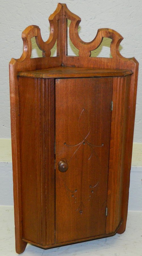 Min.wal Victorian hanging corner cupboard. (1 of 2)