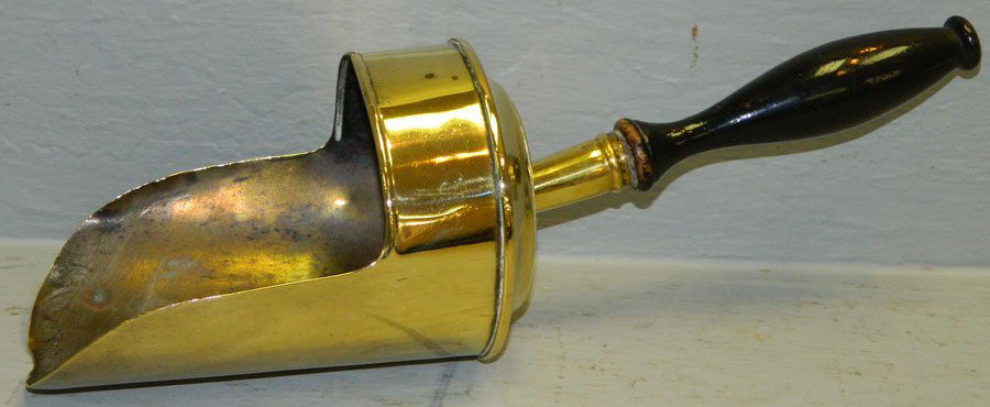 Brass coal scoop. (1 of 1)