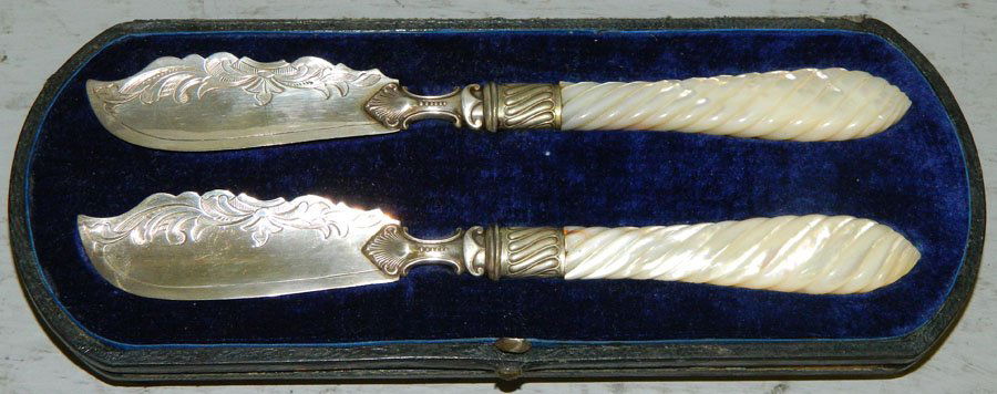 2 hallmarked British sterl pearl handled serv.knives. (1 of 1)