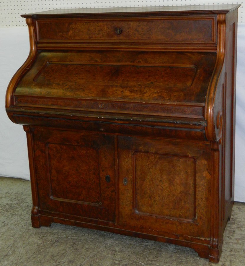 Walnut Victorian roll top desk.: Walnut Victorian roll top desk. 43" x 26" x 47" tall.