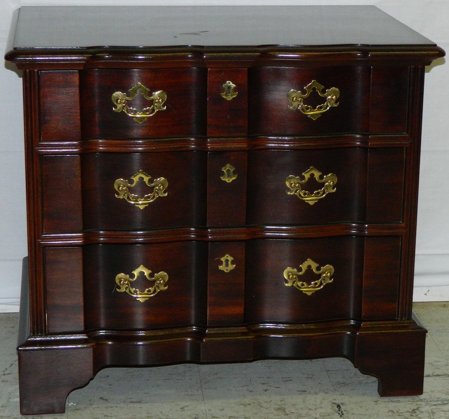Henredon 3 drawer night stand.: Henredon 3 drawer night stand. 27 1/2" x 18" x 24".
