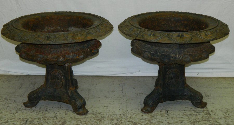 2 cast iron garden urns. (1 of 2)