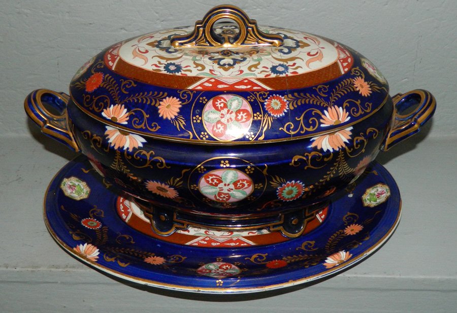 Ashworth real Ironstone Tureen with under platter: Ashworth Real Ironstone Tureen with under platter (lid is as is)