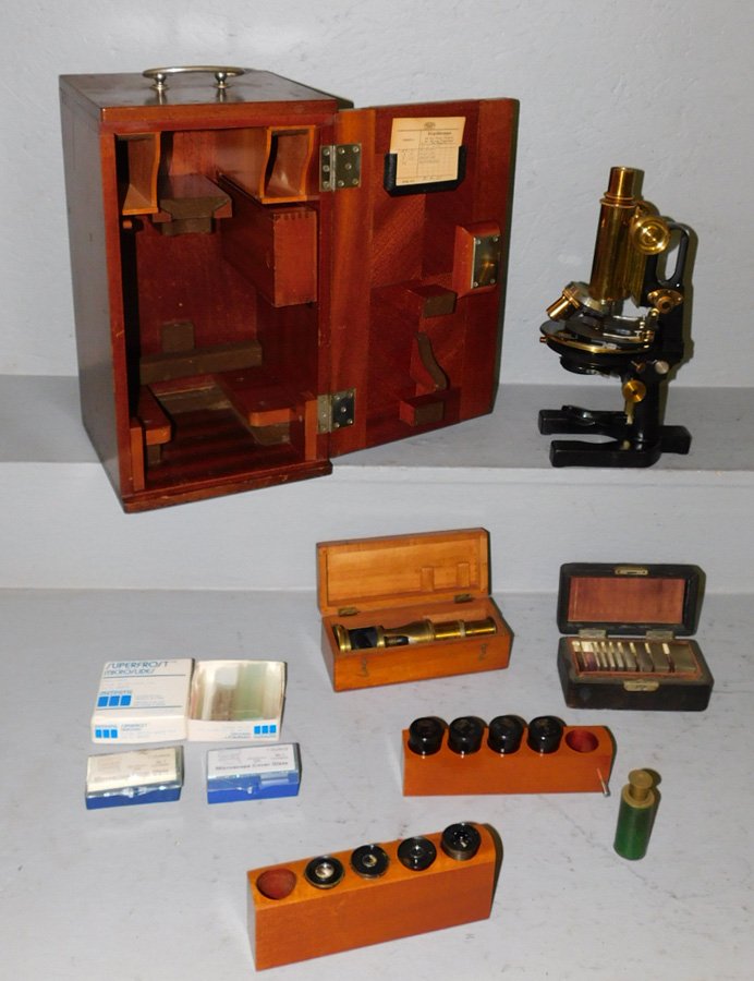 Zeiss Microscope in fitted mahogany box (1 of 3)