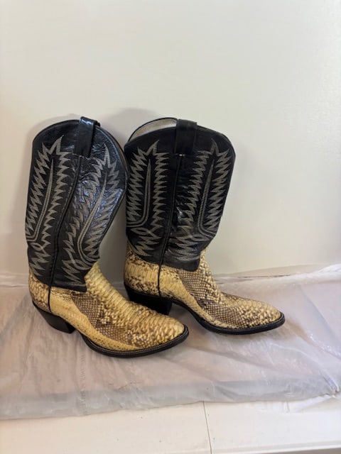 Mens Vintage Western Boots Size 8 1/2 M: very slightly worn. I excellent condition. Real leather