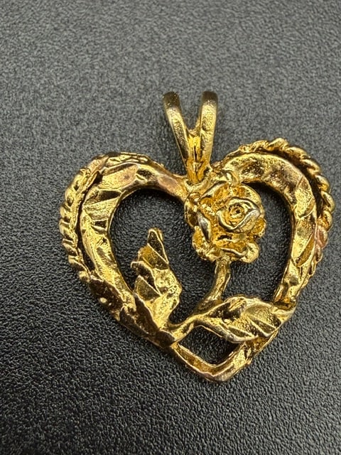 Gold Tone Heart & Rose Pendant: Gold Tone Heart & Rose Pendant