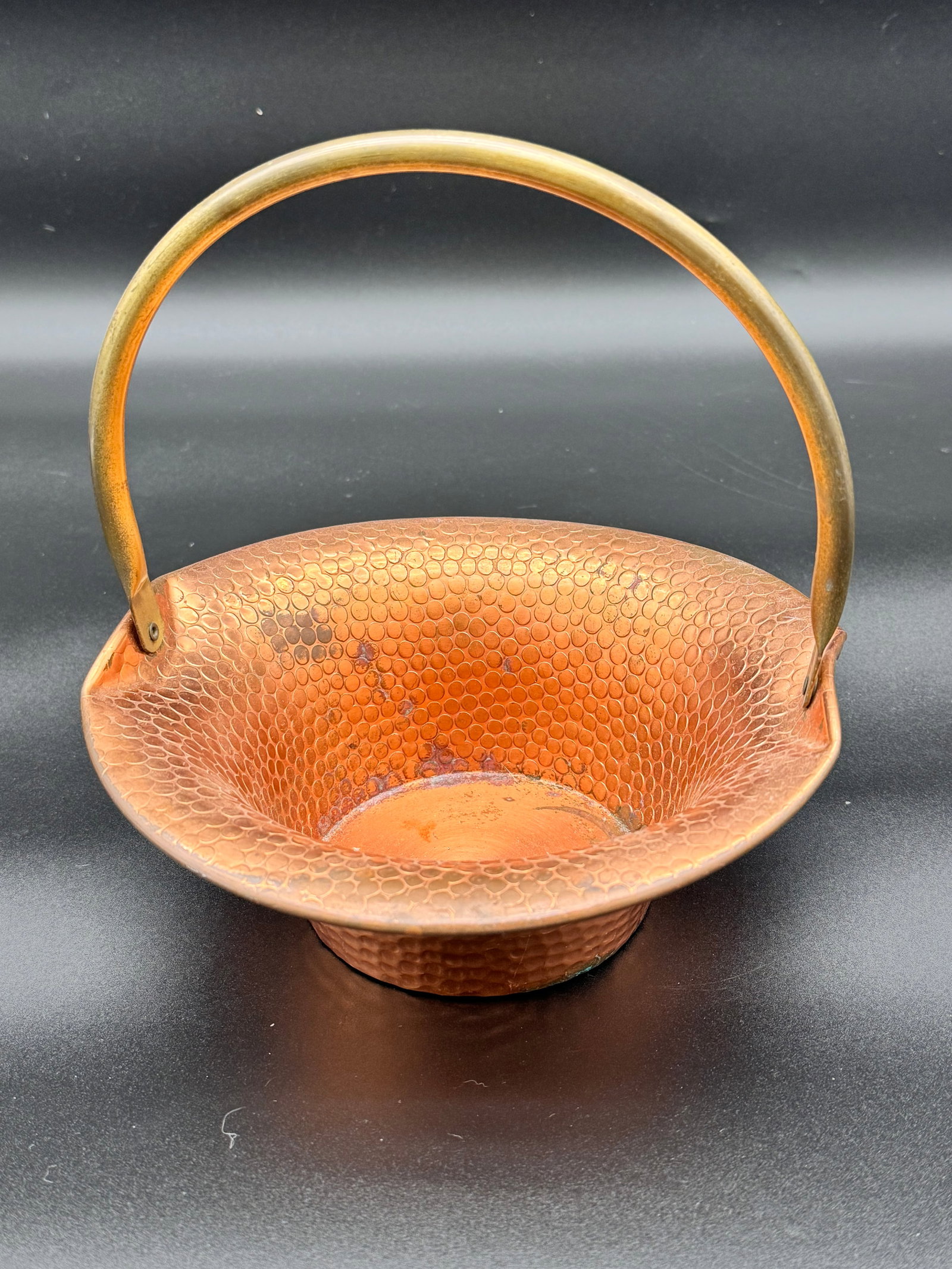 Vintage Handcrafted Hammered Copper Basket with Brass Handle: Vintage Mid Century modern handcrafted hammered copper basket with brass handle.