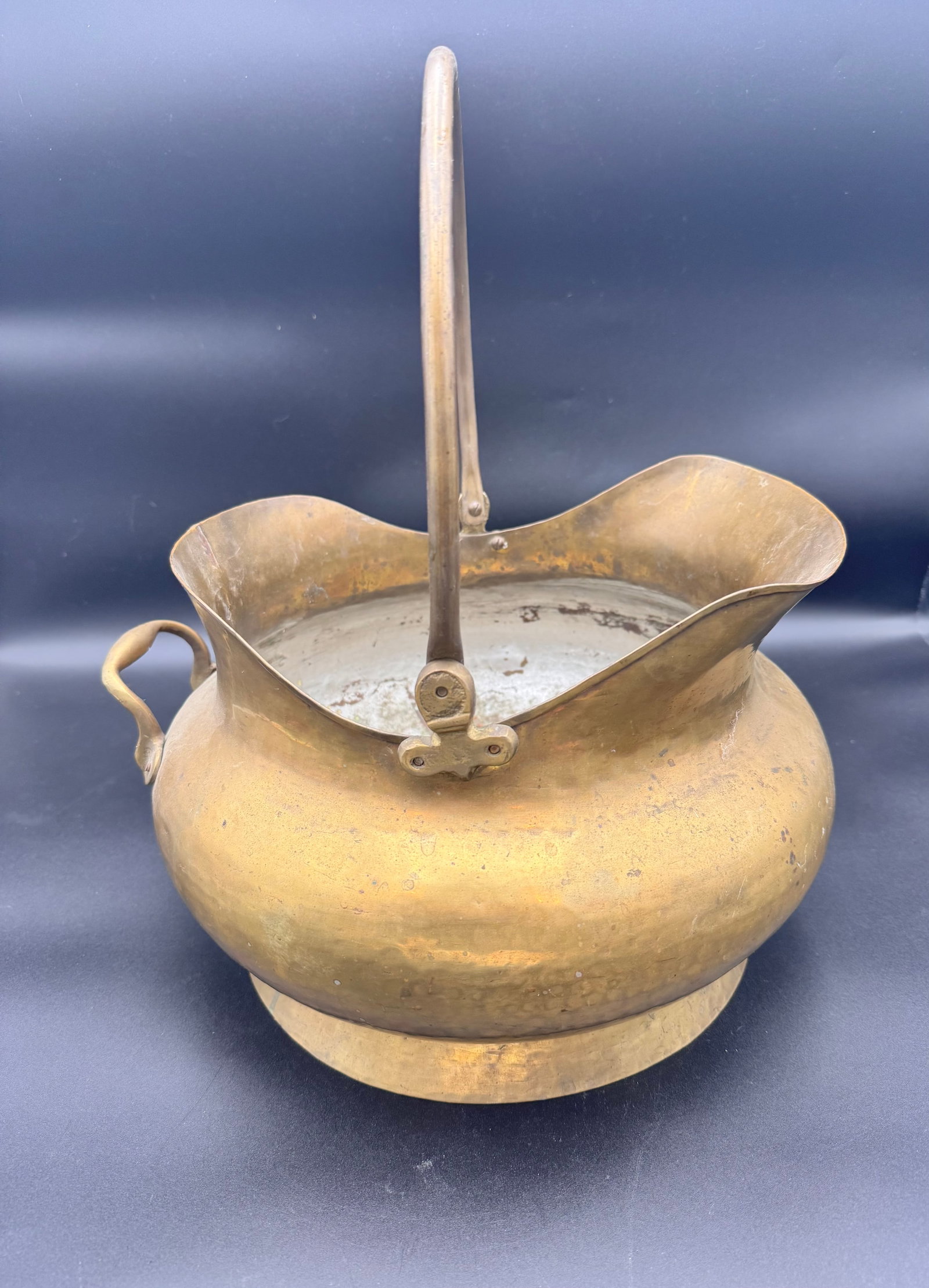 Antique Victorian-Style Brass Coal Scuttle: Essential fireside tools for holding small supplies of coal. Today, they are popular as decorative hearth accessories, planters, or umbrella stands.