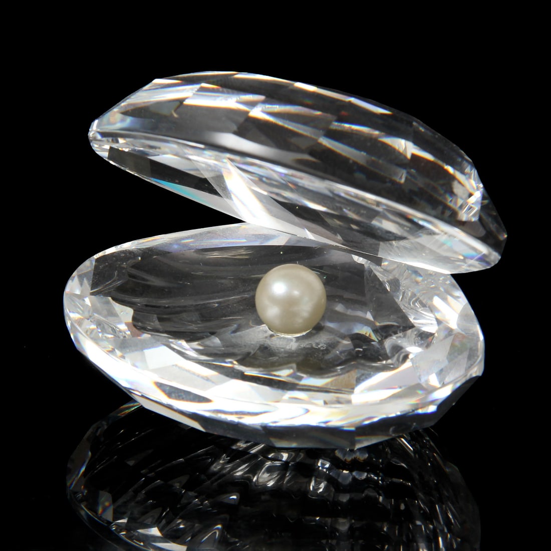 Swarovski Crystal Clam & Pearl: A signed Swarovski crystal bevelled cut shell with pearl. Fine quality piece. 2.5w X 2h inches.