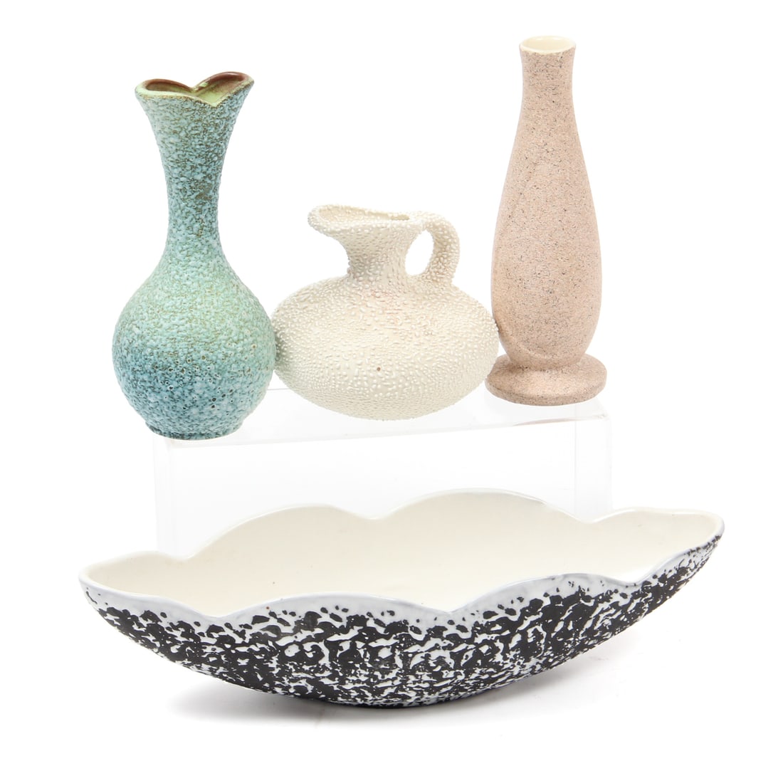 Mid Century Modern Textural Splatter Vase: Aa collection of vintage mid century modern splatter style textural art pottery vases. Lot includes one oblong black and white splatter Kenwood vase, one green vase, one pink vase, and one small white