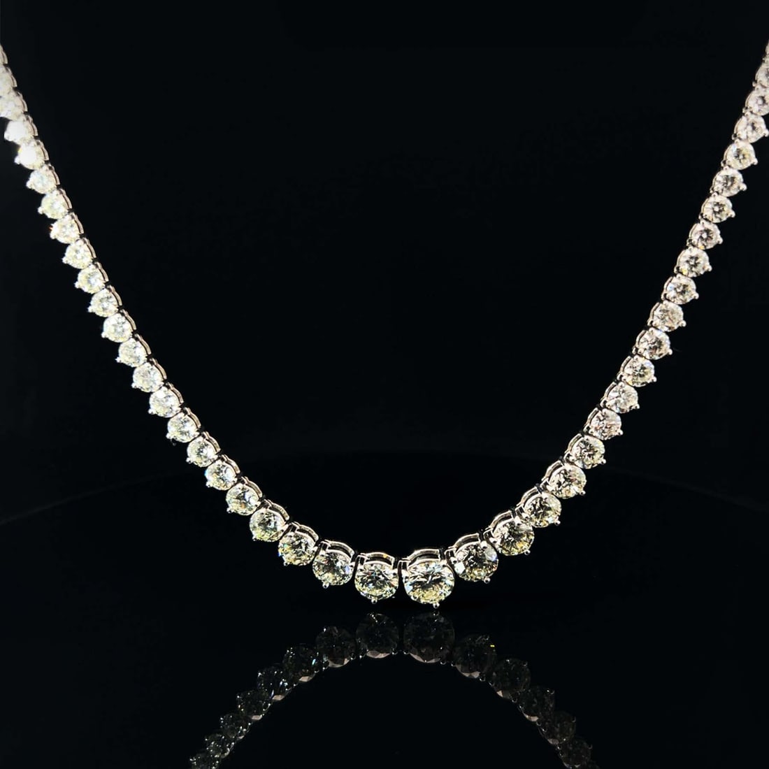 Classic Graduated 18K Gold Round Diamond Tennis Necklace: Crafted in 18K white gold, this stunning necklace features 30ct of natural diamonds with FG color and VS clarity, ensuring unmatched brilliance. At 18 inches in length, it’s a timeless piece of eleg