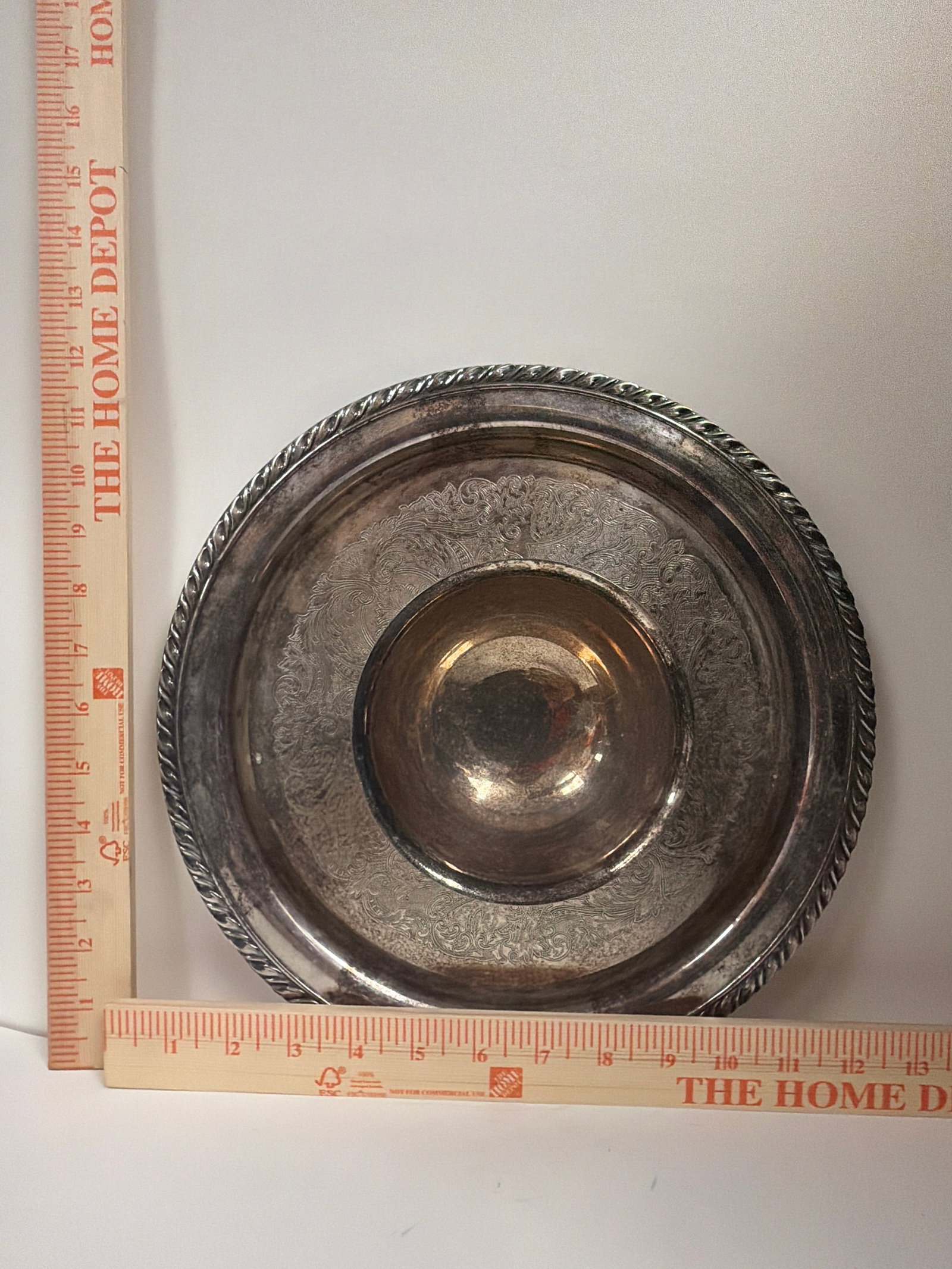 Vintage Oneida Wm. A. Rogers Silver-Plated Chip & Dip Serving Platter Tray: Up for auction is a beautiful mid-century vintage 1-piece attached chip and dip serving platter by Oneida Silversmiths (Wm. A. Rogers line). This classic hosting piece features an intricately etched f