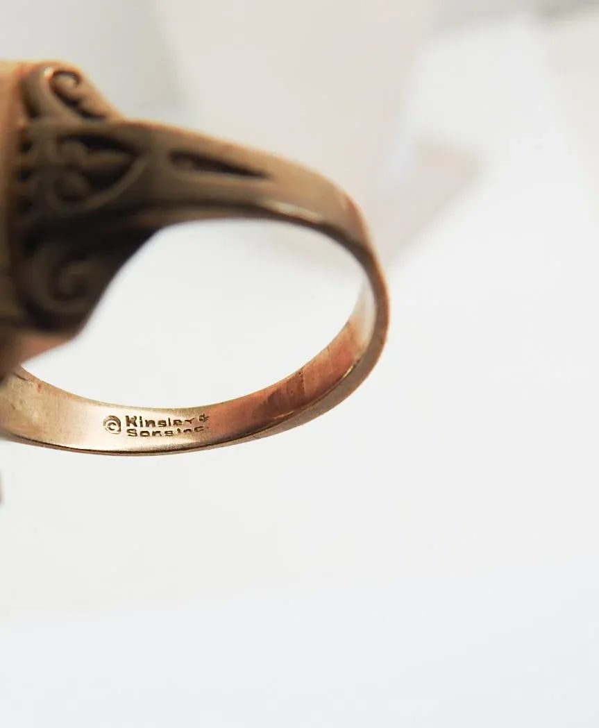 Early 20th Century Kinsley 10k Gold Onyx Initial Ring - 3