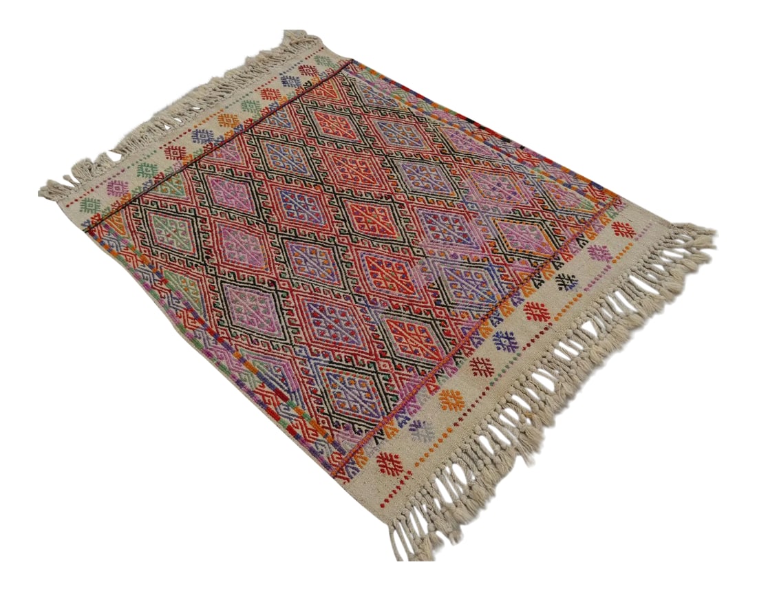 Vintage Hand Woven Kilim Rug. Turkish Jajim Wool Kilim Sofreh Deco Rug Embroidered - 3"²5"³: Hailing from the Sivrihisar region of Central Anatolia, this striking 1960s vintage Jajim flatweave is a testament to the exceptional artistry of mid-century Turkish weavers. Masterfully crafted
