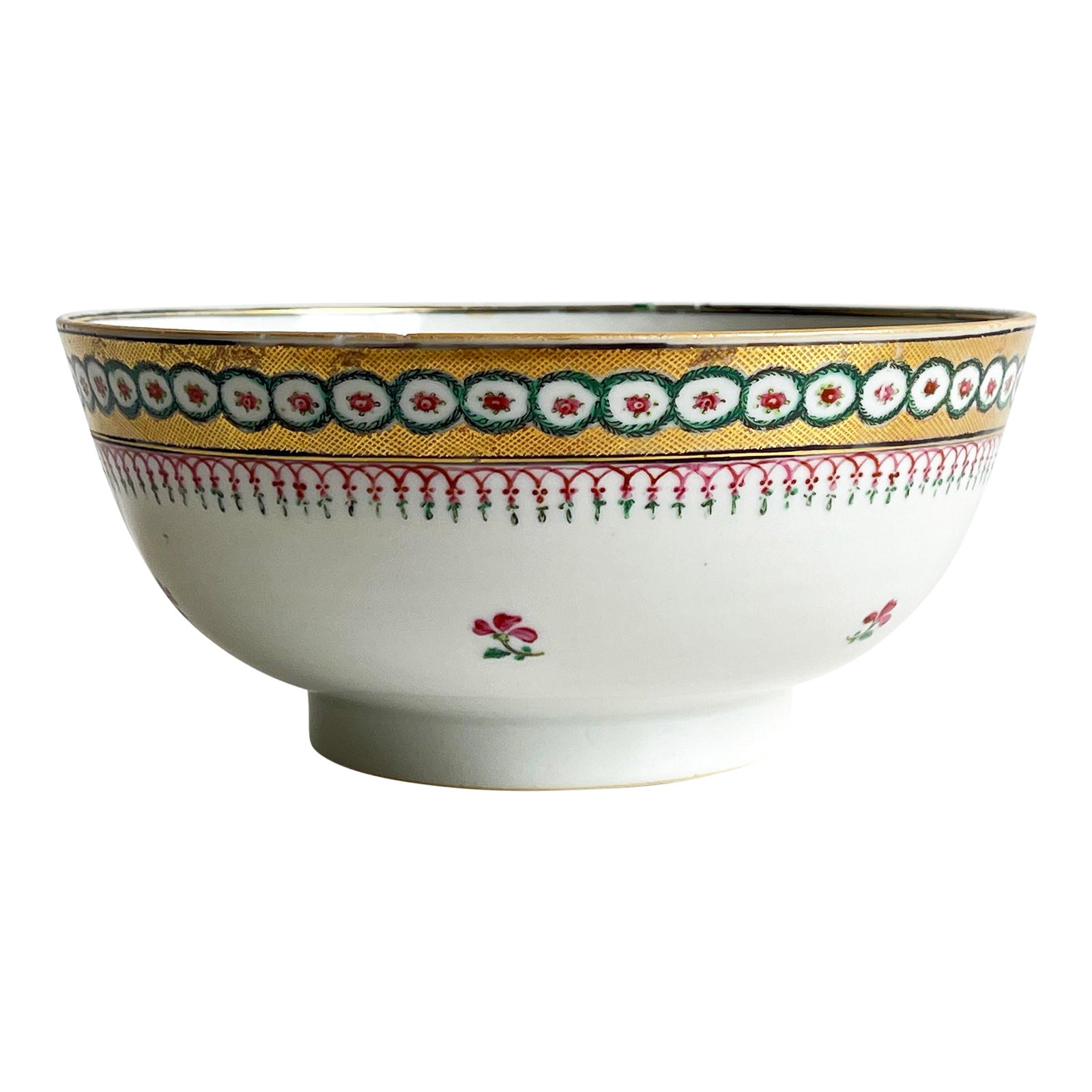 18th Century Qianlong Chinese Export Famille Rose Porcelain Bowl With Floral and Gilt Decoration: An exquisite Chinese export porcelain bowl likely dating to the Qianlong period (circa 1760), featuring a finely enameled floral bouquet at the center and a decorated gilt border. The exterior is