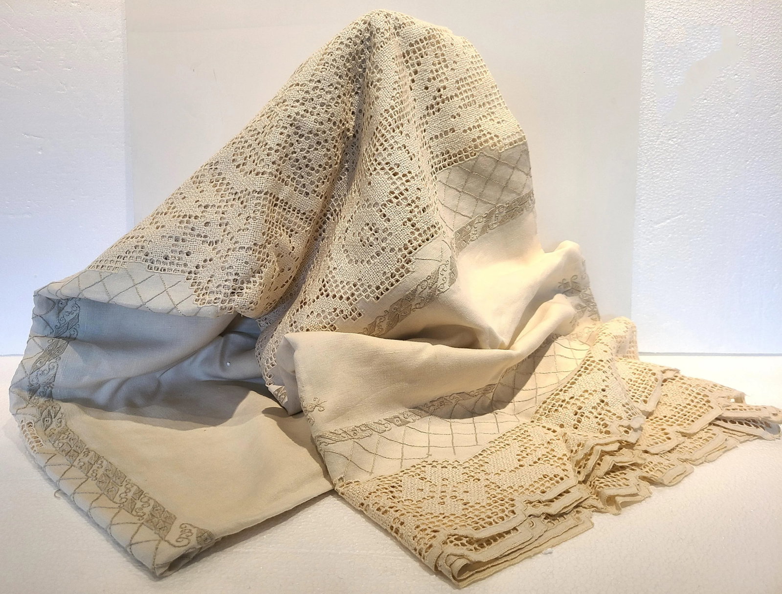 Antique Early 20th Century Linen Tablecloth With Matching Napkins - 13 Pieces - 4