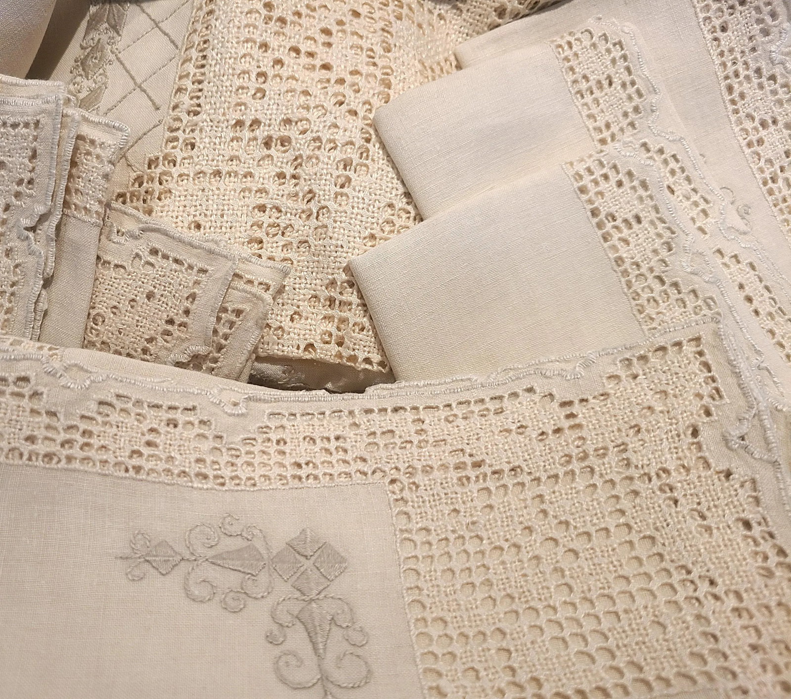 Antique Early 20th Century Linen Tablecloth With Matching Napkins - 13 Pieces - 8