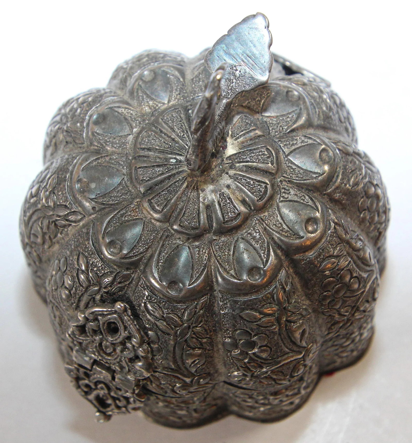 Antique North Indian Mughal Silver Chased Collectible Trinket Box - 7
