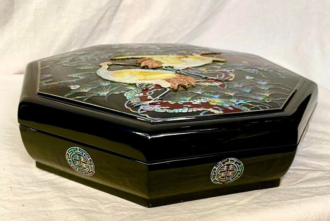 Late 20th Century Korean Oxblood Lacquer Mother-of-Pearl Crane Banchan Box – Octagonal - 3