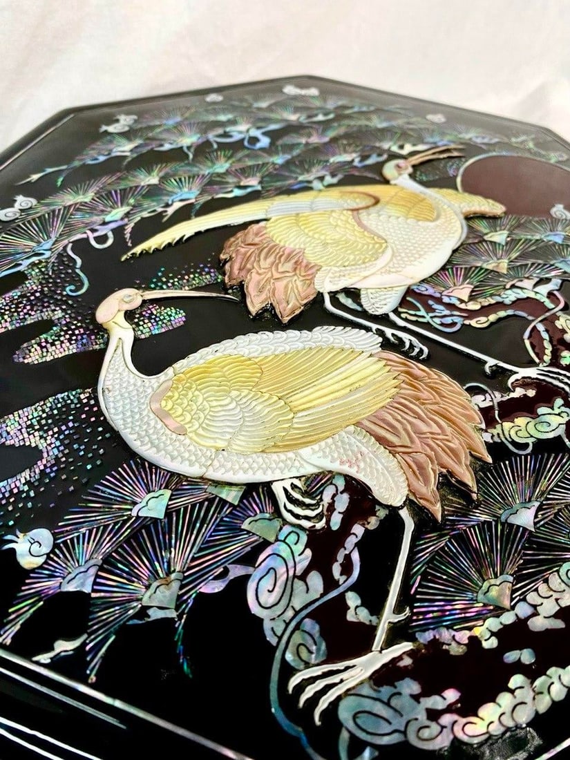 Late 20th Century Korean Oxblood Lacquer Mother-of-Pearl Crane Banchan Box – Octagonal - 4