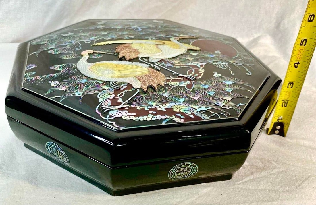 Late 20th Century Korean Oxblood Lacquer Mother-of-Pearl Crane Banchan Box – Octagonal - 6