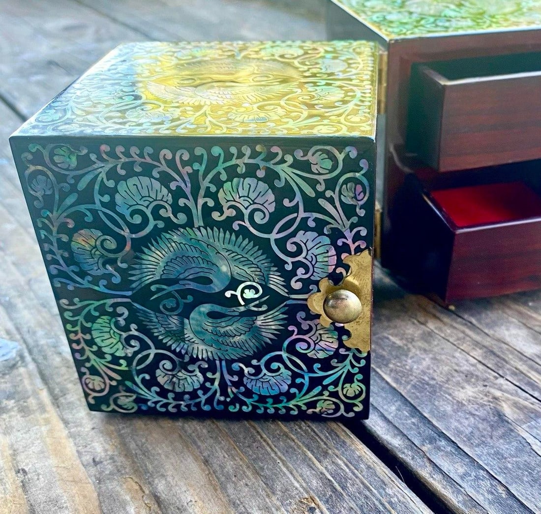 Late 20th Century Hollywood Regency Style Black Lacquer & Abalone Jewelry Cabinet - 5