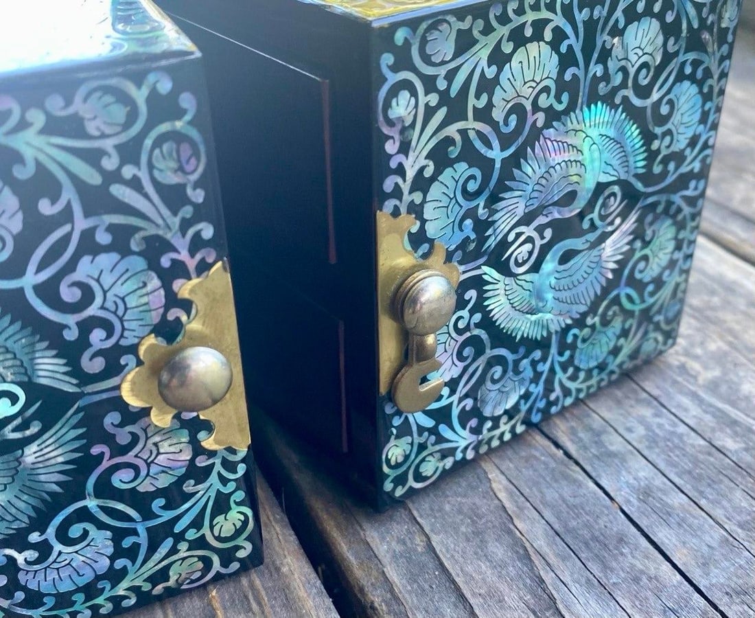 Late 20th Century Hollywood Regency Style Black Lacquer & Abalone Jewelry Cabinet - 7