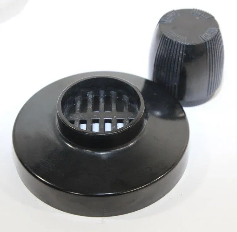 Circa 1930 Art Deco Frosted Glass and Bakelite Empire Cocktail Shaker - 7
