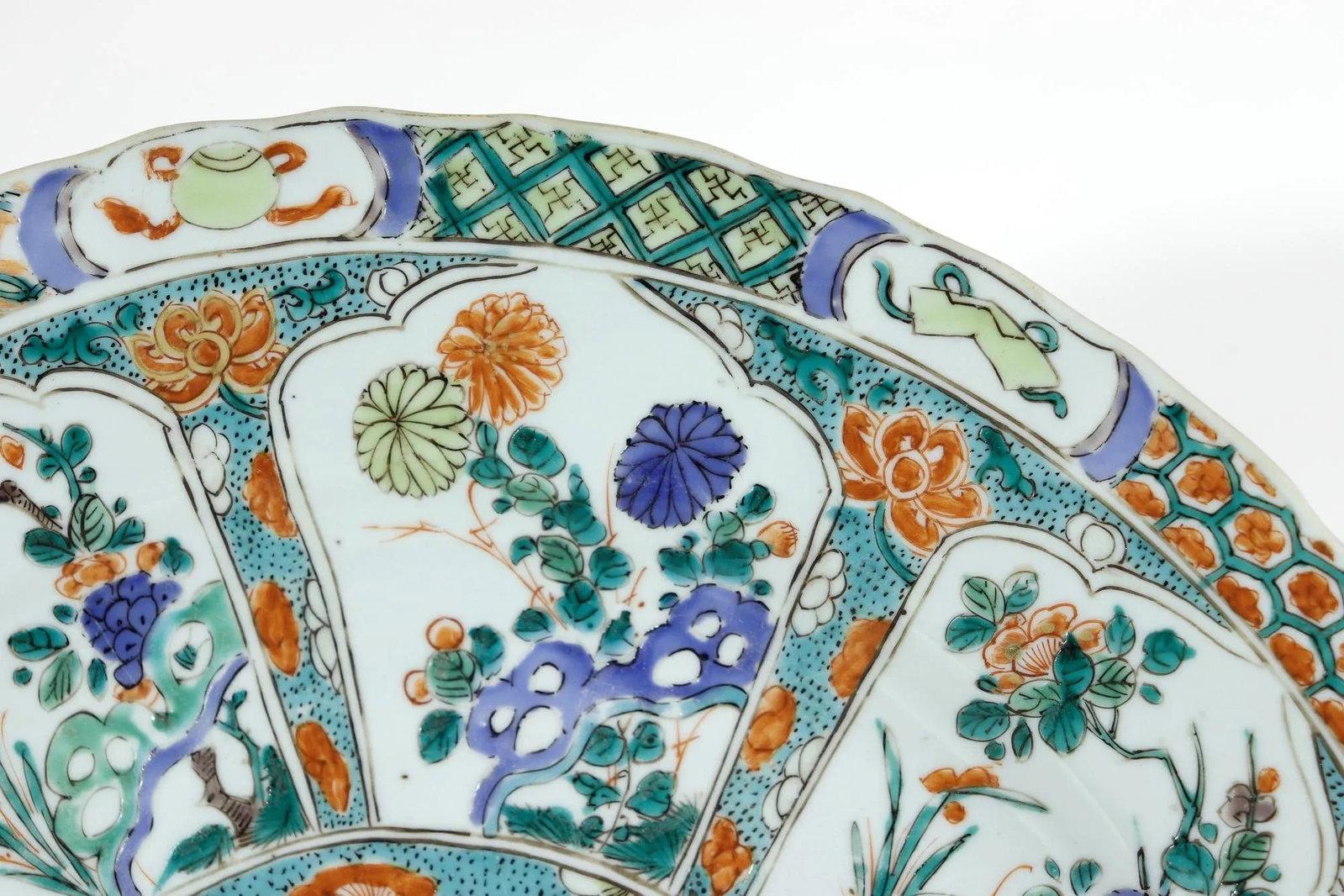 Chinese Porcelain Famille Verte Large "Flower Basket" Dish, Kangxi Period - 2