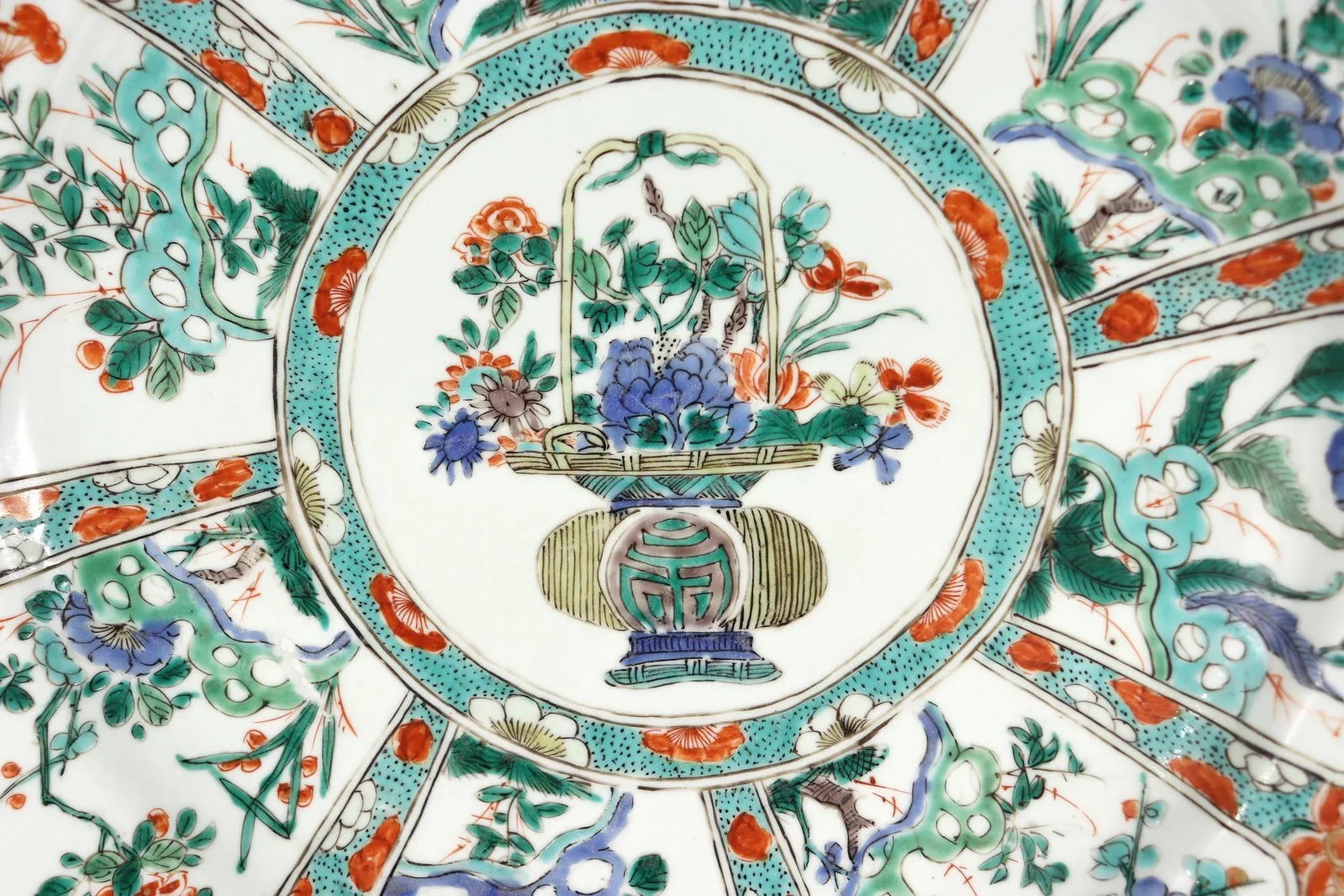 Chinese Porcelain Famille Verte Large "Flower Basket" Dish, Kangxi Period - 3