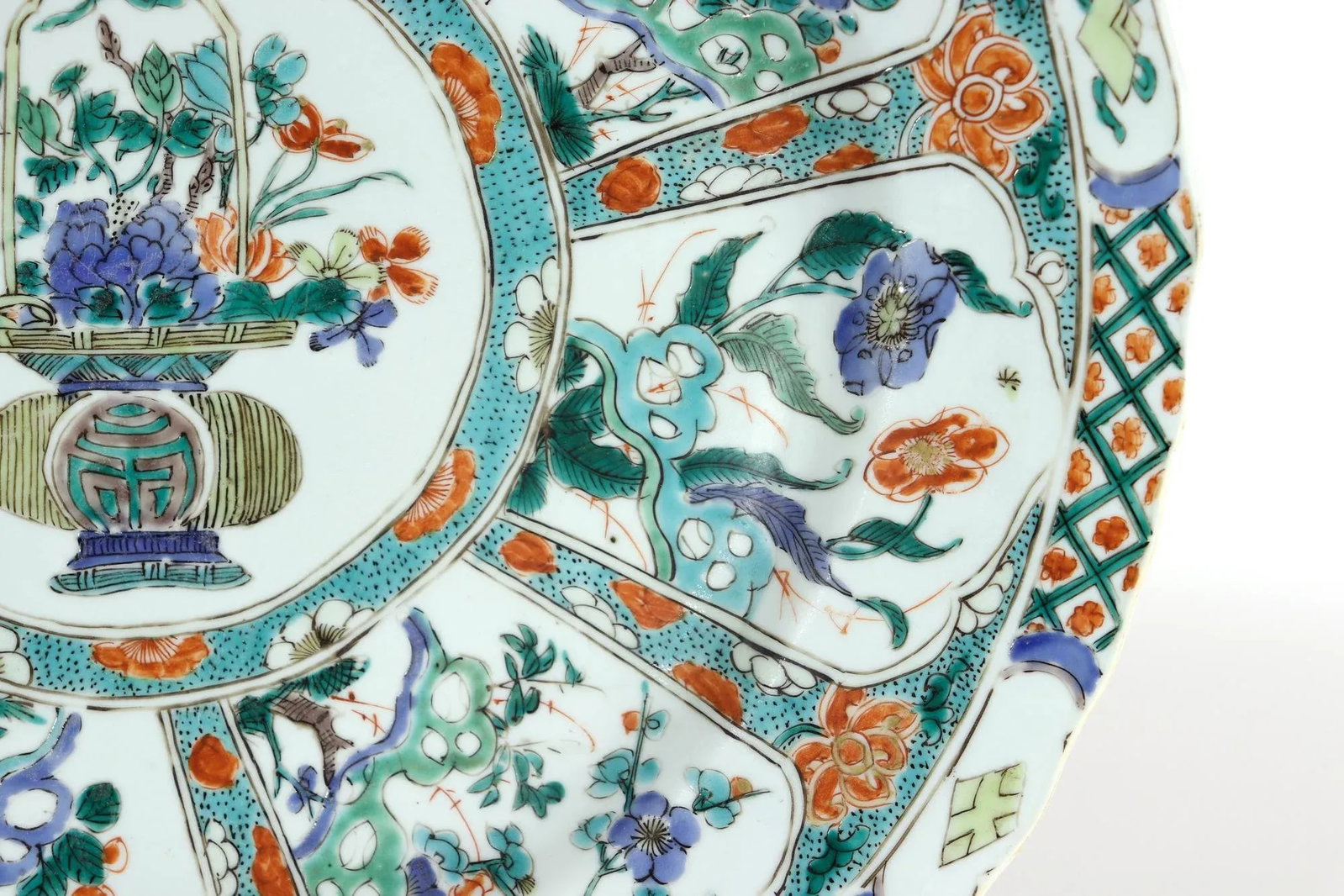 Chinese Porcelain Famille Verte Large "Flower Basket" Dish, Kangxi Period - 7