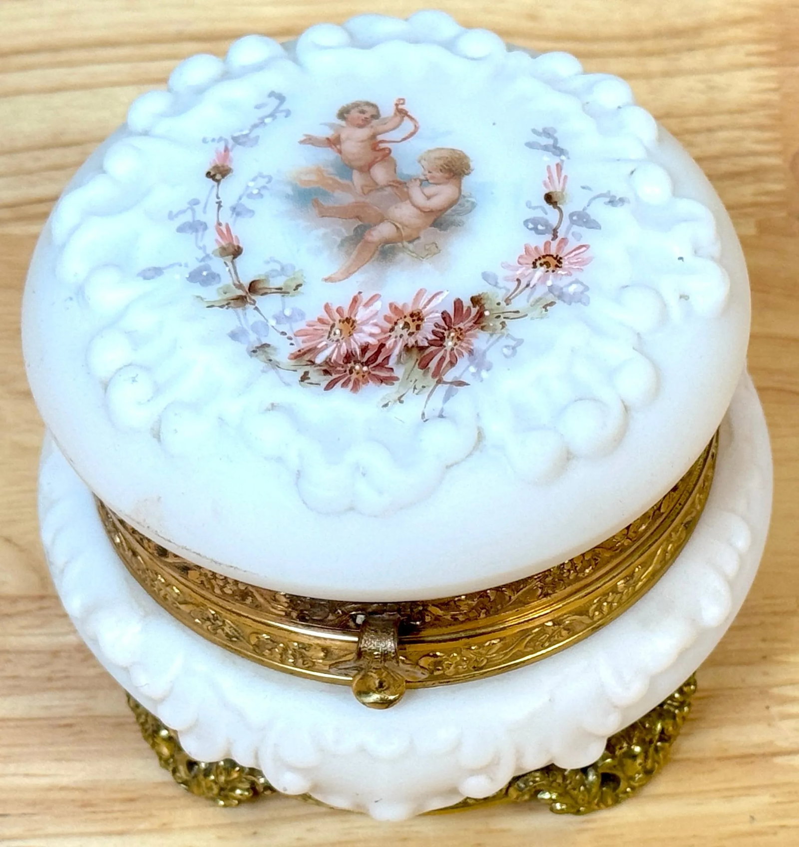 19th Century Signed Wavecrest Opal Glass Putti Motif Table Box - 12