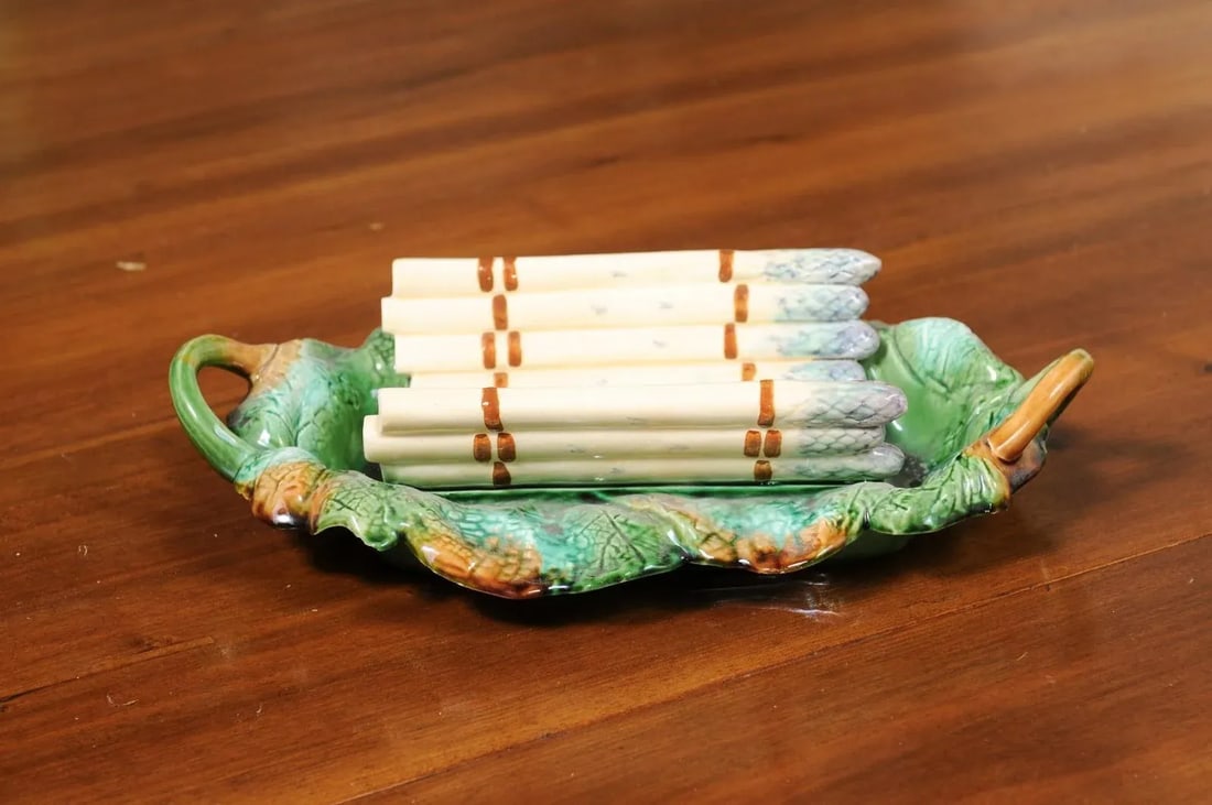 French 19th Century Majolica Asparagus Serving Tray with Oval Foliage Plate - 3