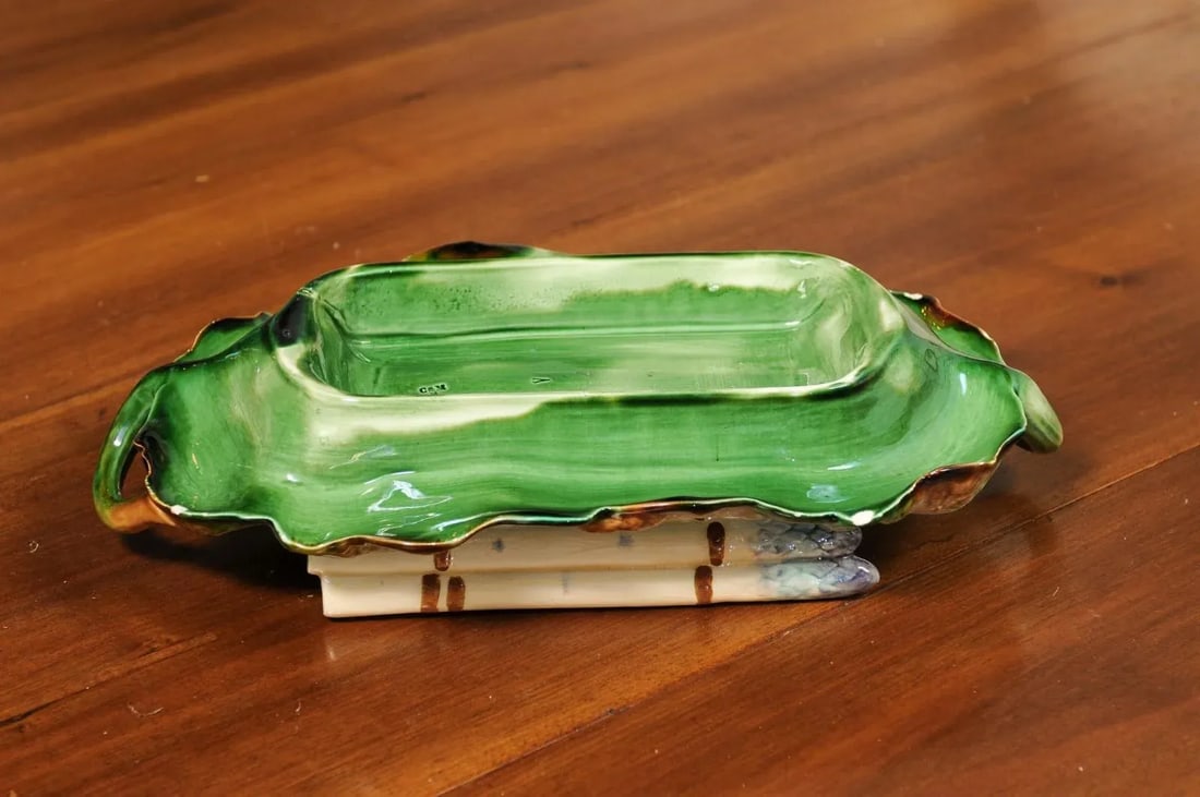 French 19th Century Majolica Asparagus Serving Tray with Oval Foliage Plate - 4