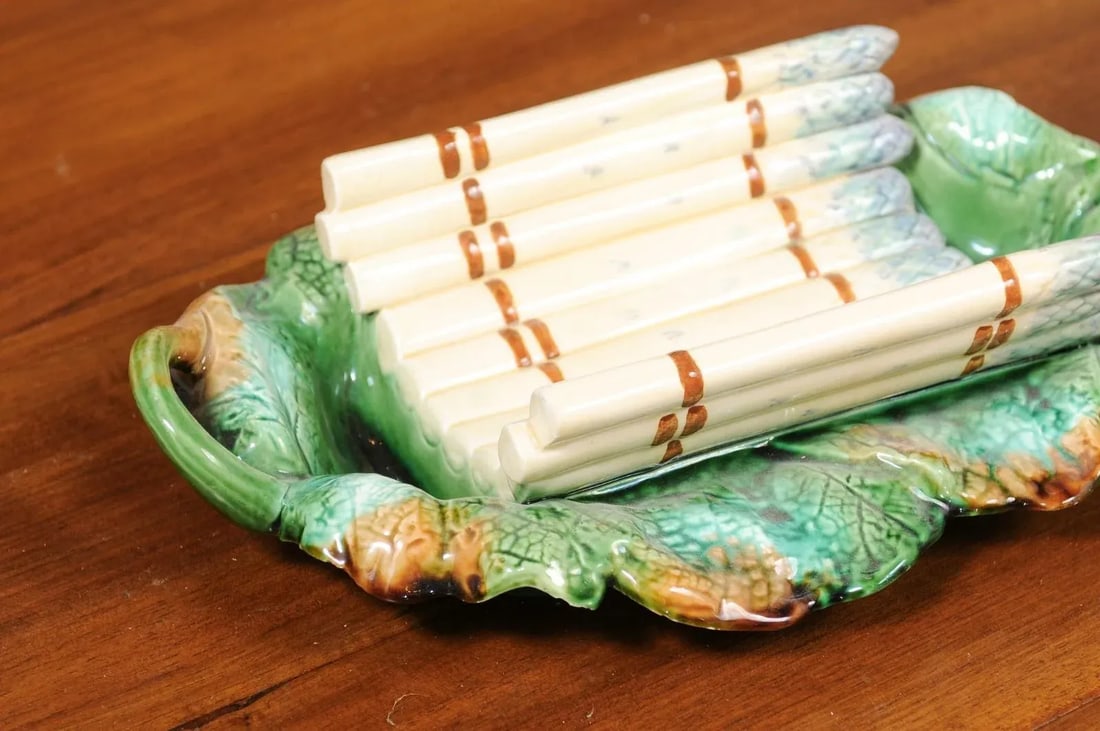 French 19th Century Majolica Asparagus Serving Tray with Oval Foliage Plate - 8